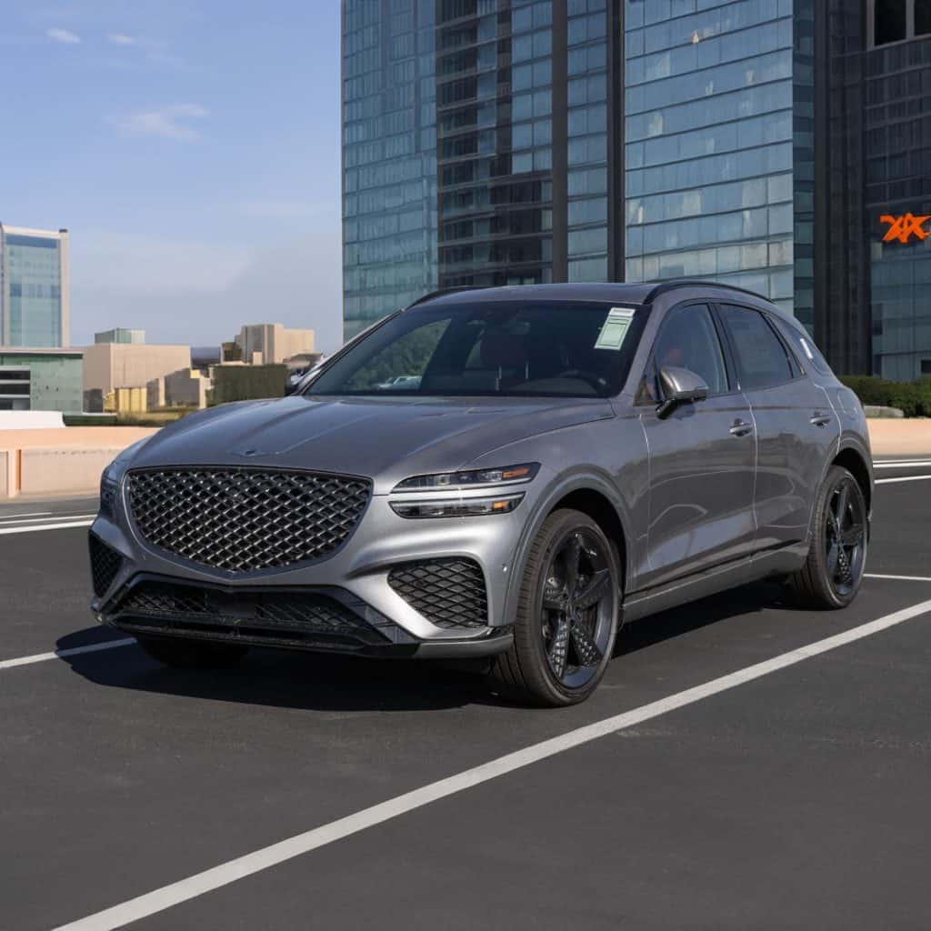 Which midsize luxury SUVs are anticipated to lead the market in 2024 and 2025
