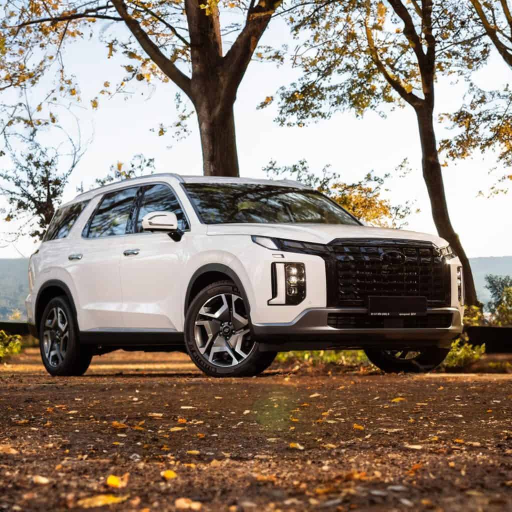 How do the safety ratings for the 2024 midsize SUVs compare among leading brands