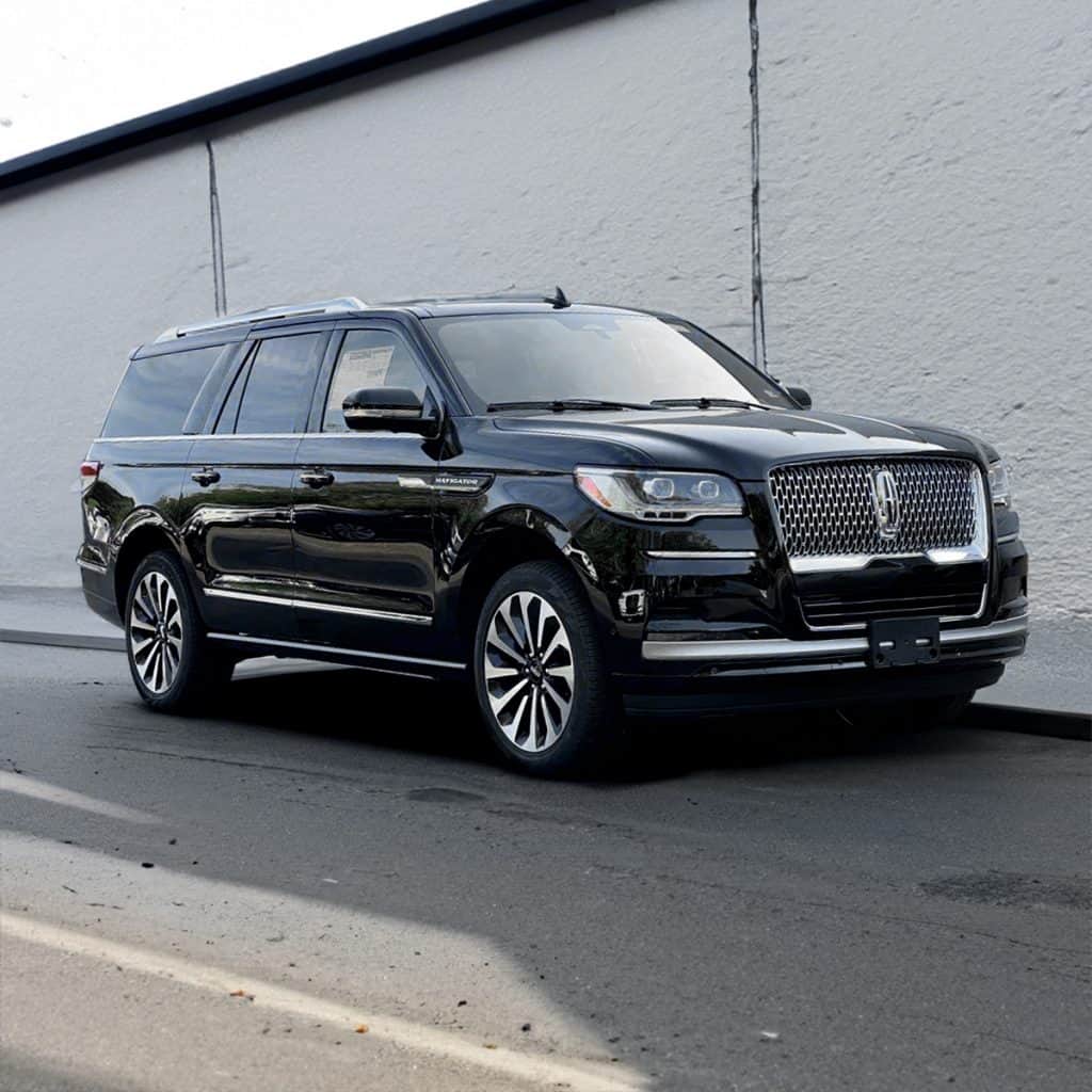 Which luxury full-size SUVs lead the market in 2024 and 2025