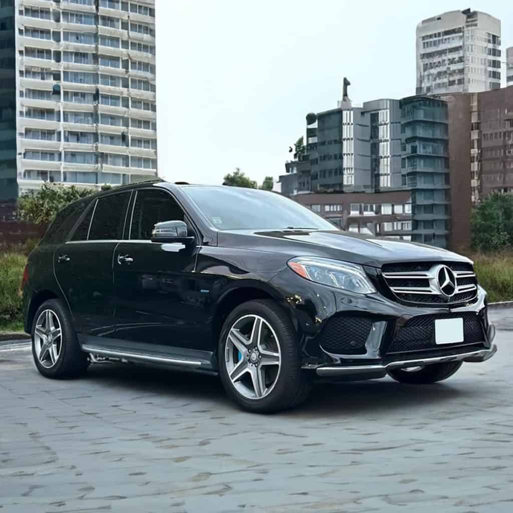 What are the top-rated luxury hybrid SUVs debuting in 2024